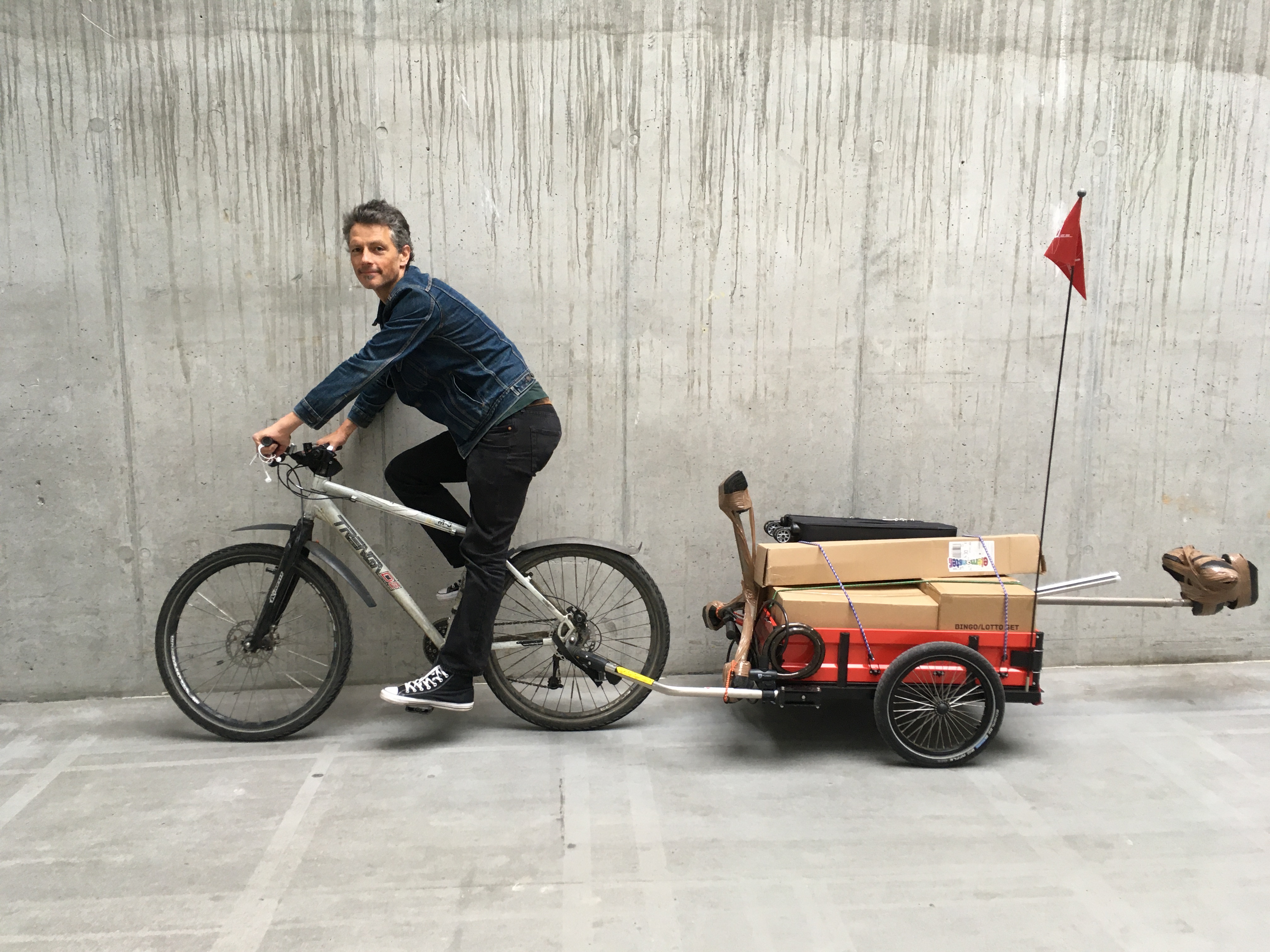 Ein ganzer Messestand auf einem Fahrradanhänger